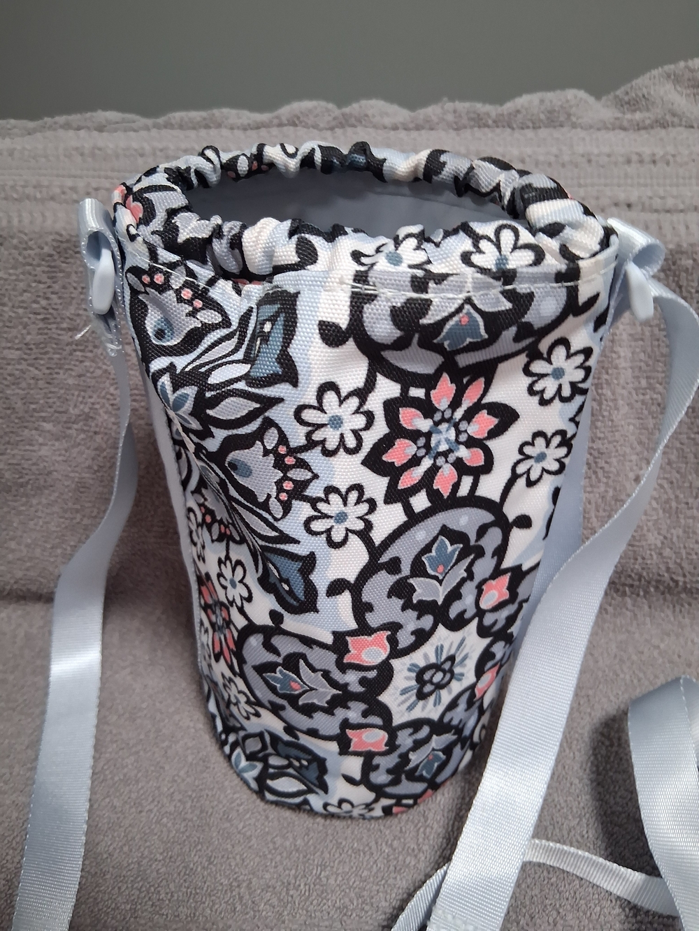 Vera Bradley Silver Gray Floral Tile Crossbody Bottle Bag Insulated New - Picture 3 of 9